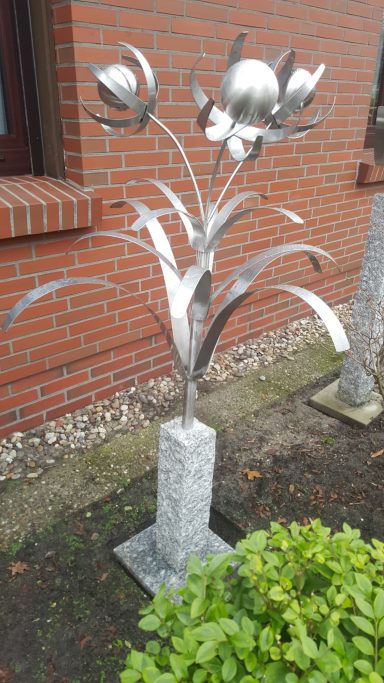 Gartenskulptur: Die Dotterblume