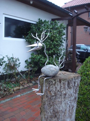 Gartenkunst: Vogel aus Stein und Metall