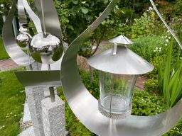 Hier zeige ich ein Detail meiner Gartenkunst-Objekte: Eine Lampe